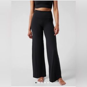 Athleta Elation Wide Leg Pant in Black size Medium